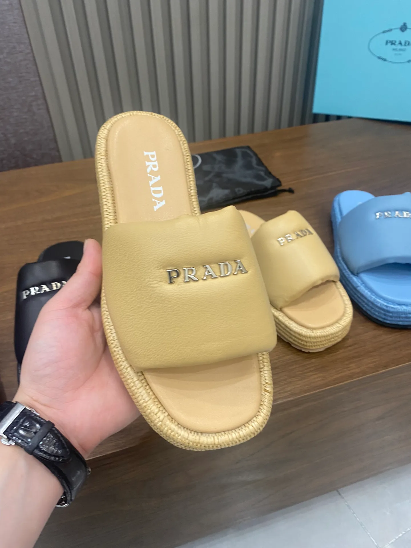 👟👟Ex-factory price 500👟👟 PRADA 2024 [Fireworks] [Fireworks] Popular straw woven series, a must-have slipper for lazy people, it looks so good on the feet. I love this hand-woven one. The upper is mixed sheepskin, and the outsole is made of imported raffia bag, ultra-light TPU, code number 5-41,